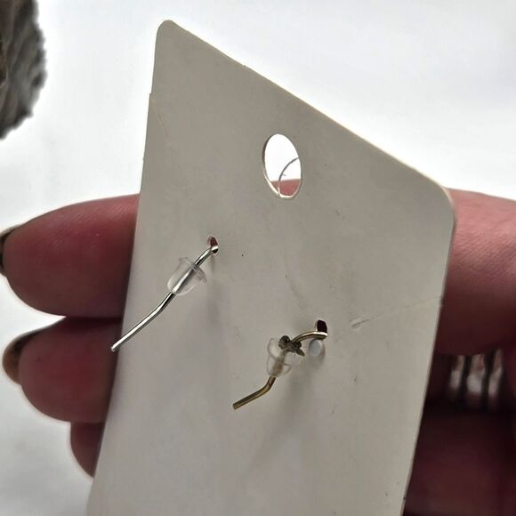 "5/$25" Pair of Mismatched Silvertone Round Shell Dangle Earrings - Picture 2 of 5